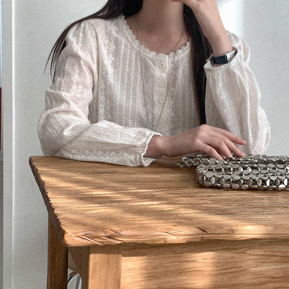 フラワー刺繍ブラウス