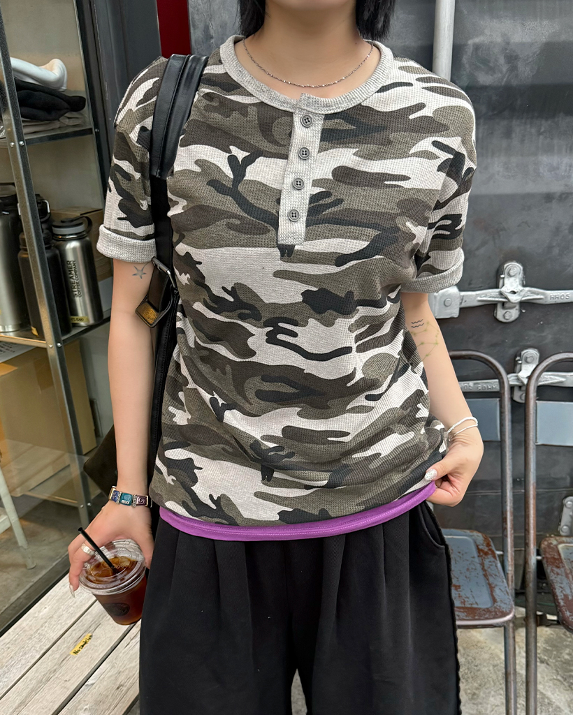 （ユニセックス）ヘンリーネックカモフラハーフスリーブTシャツ