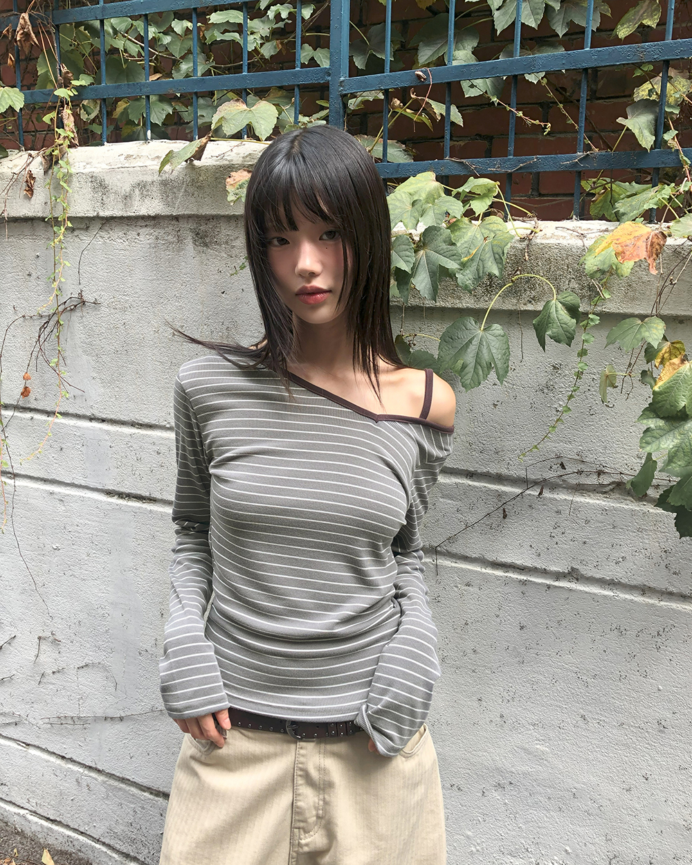 ストライプ ボーダーアシンメトリーストラップ長袖Tシャツ