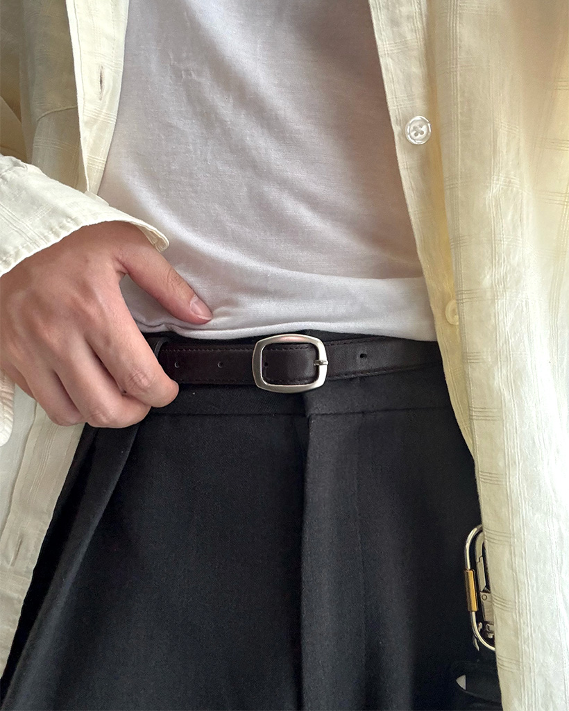 シンプルシルバーバックルベルト