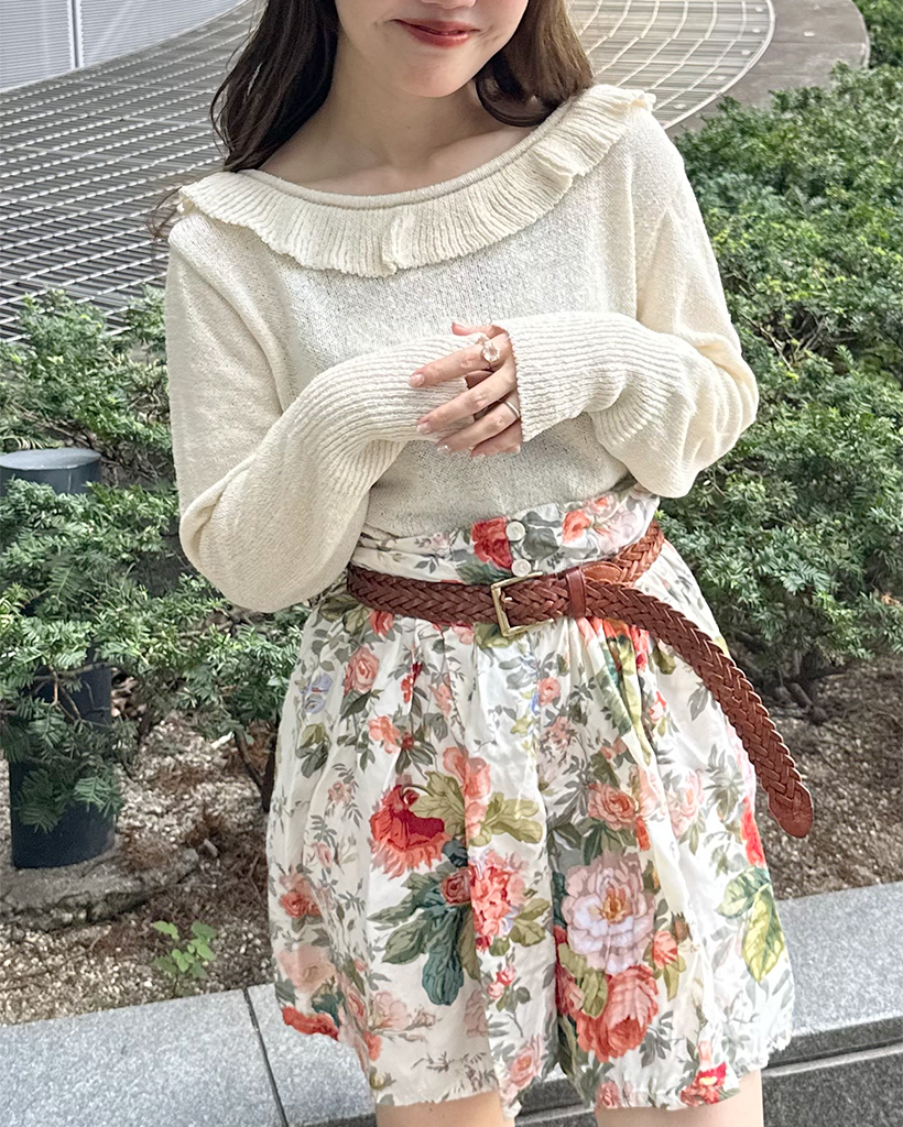 フリルボートネックニット