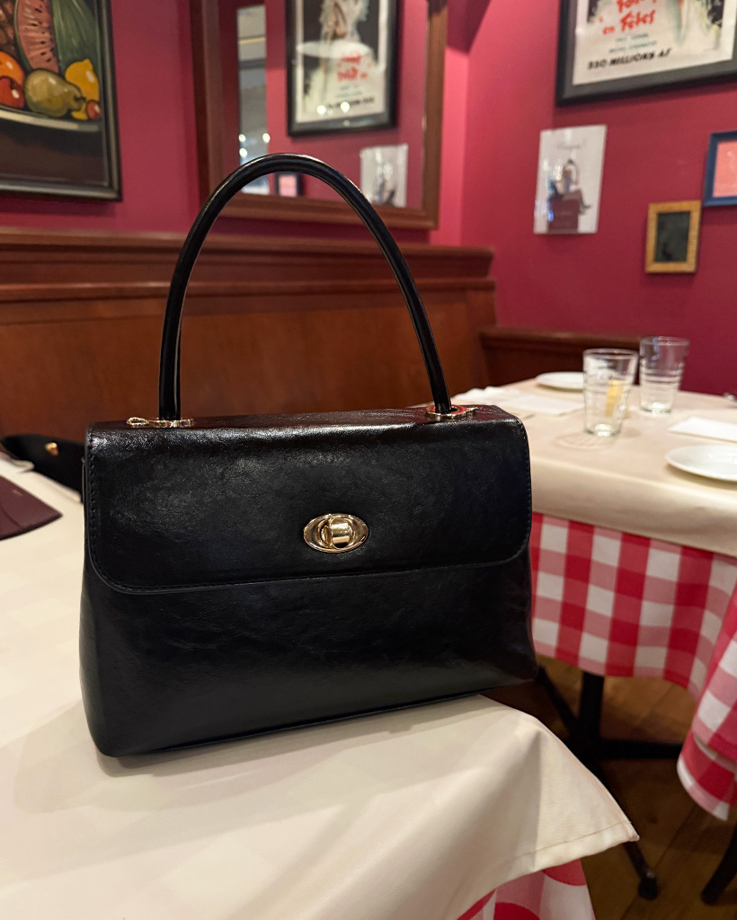 ワンボタンレザーハンドバッグ