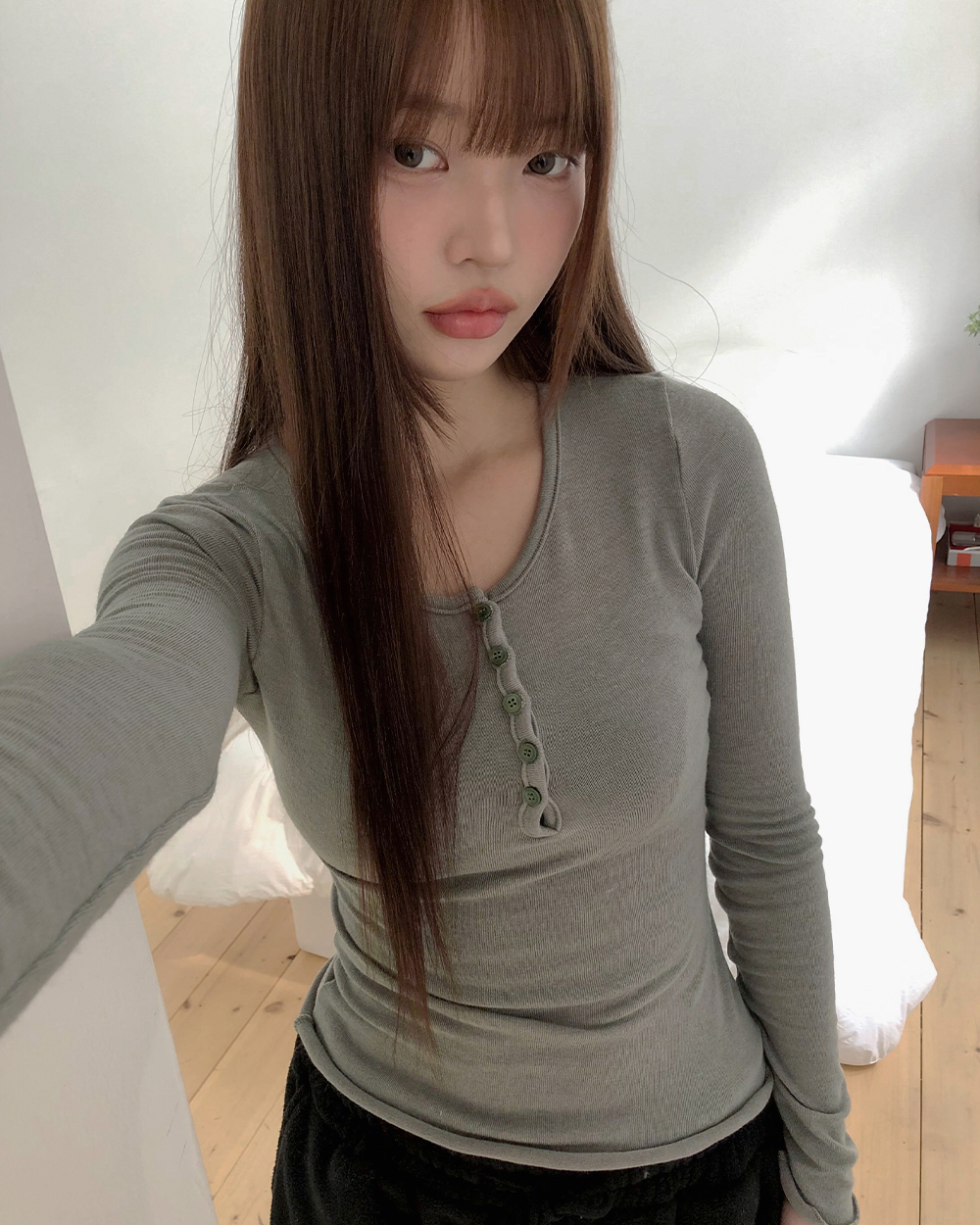 Vネックボタン付き長袖Tシャツ