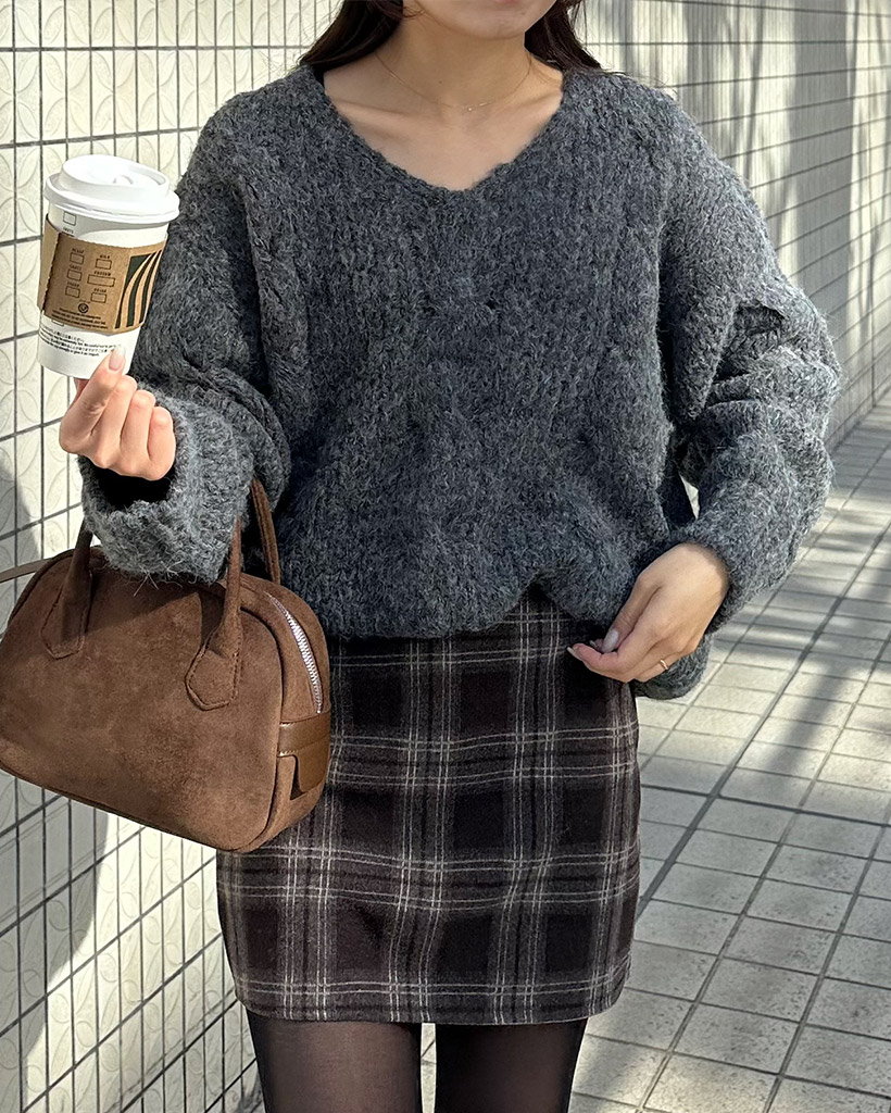 Vネックルーズフィットフィットケーブルニット