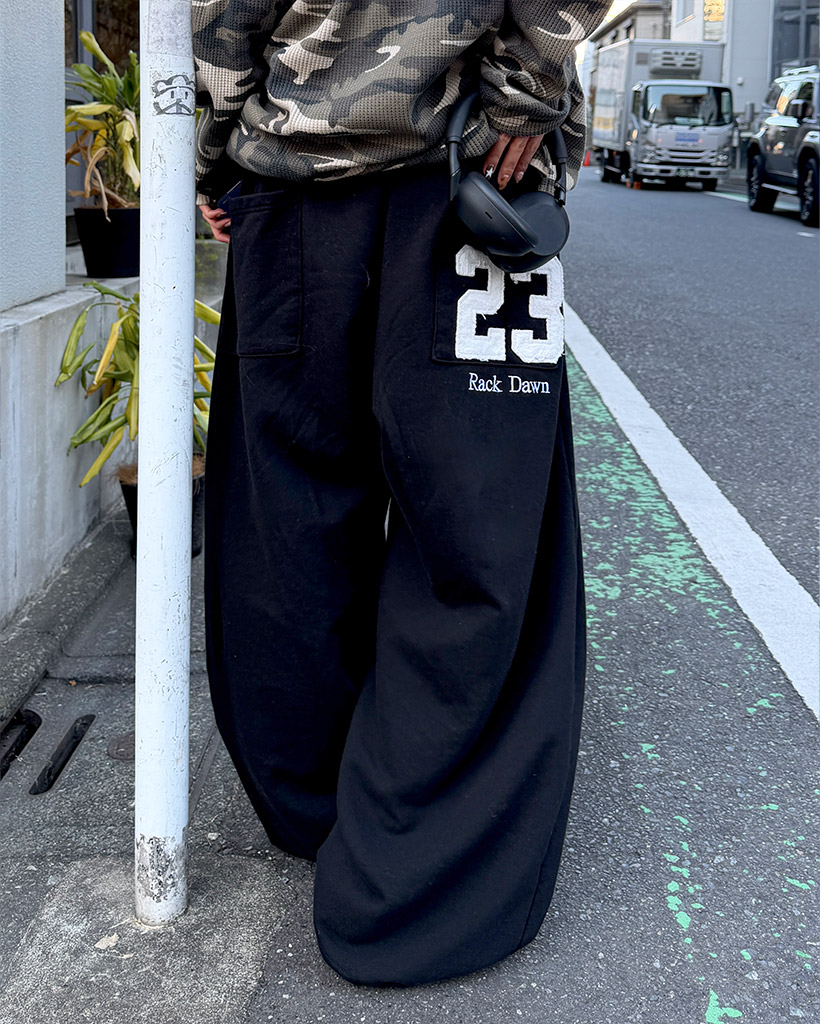 バック刺繍スウェットパンツ