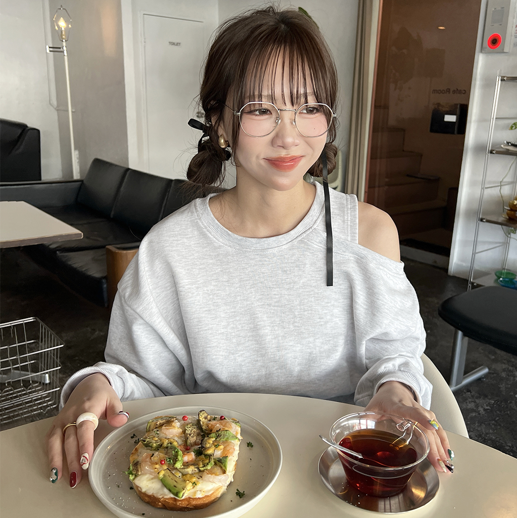 ワンオフショルクロップドスウェットシャツ