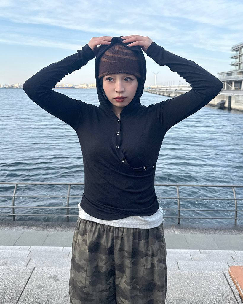 VネックスナップボタンフードTシャツ