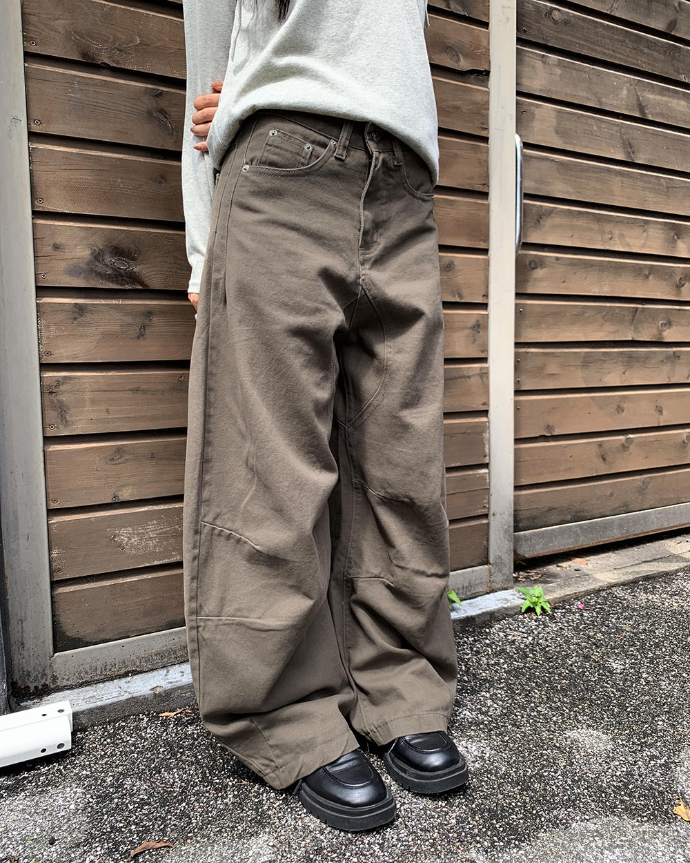スリットタック入りバルーンチノパンツ | ファッション通販サイト NUGU