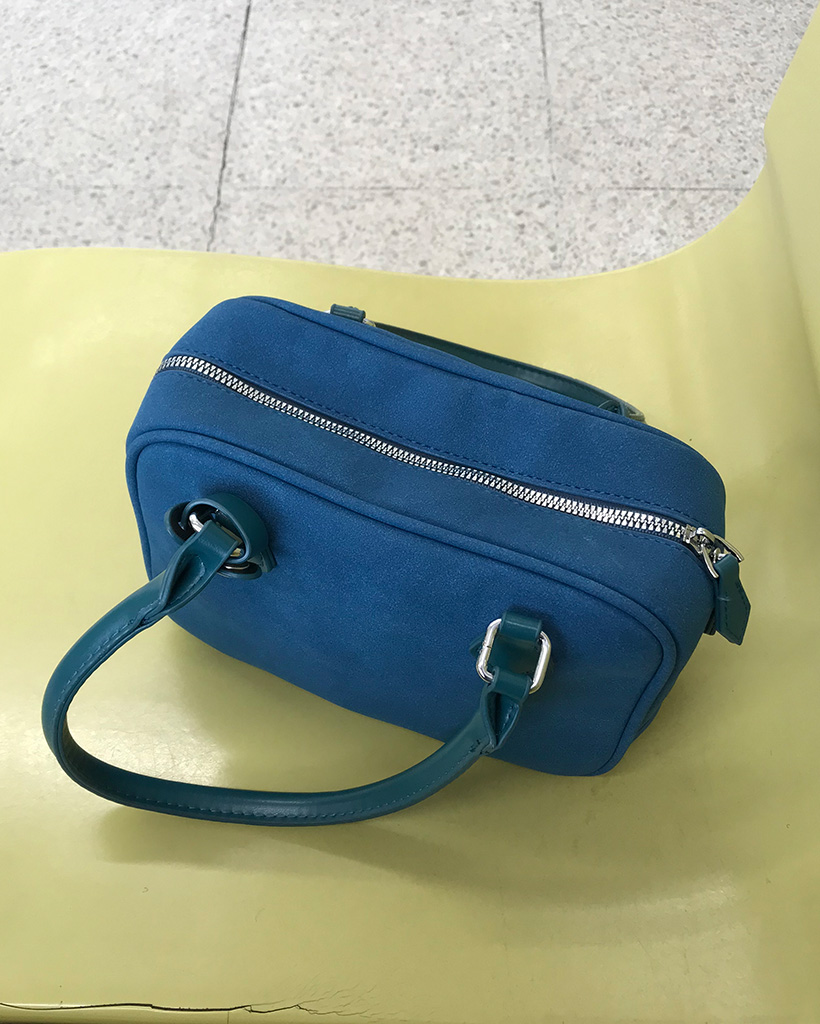 スエードスクエアショルダーバッグ