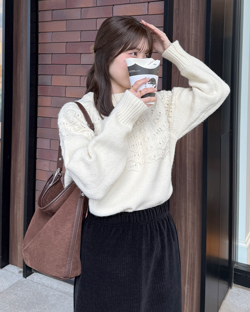 透かし編みポンポンクルーネックニット