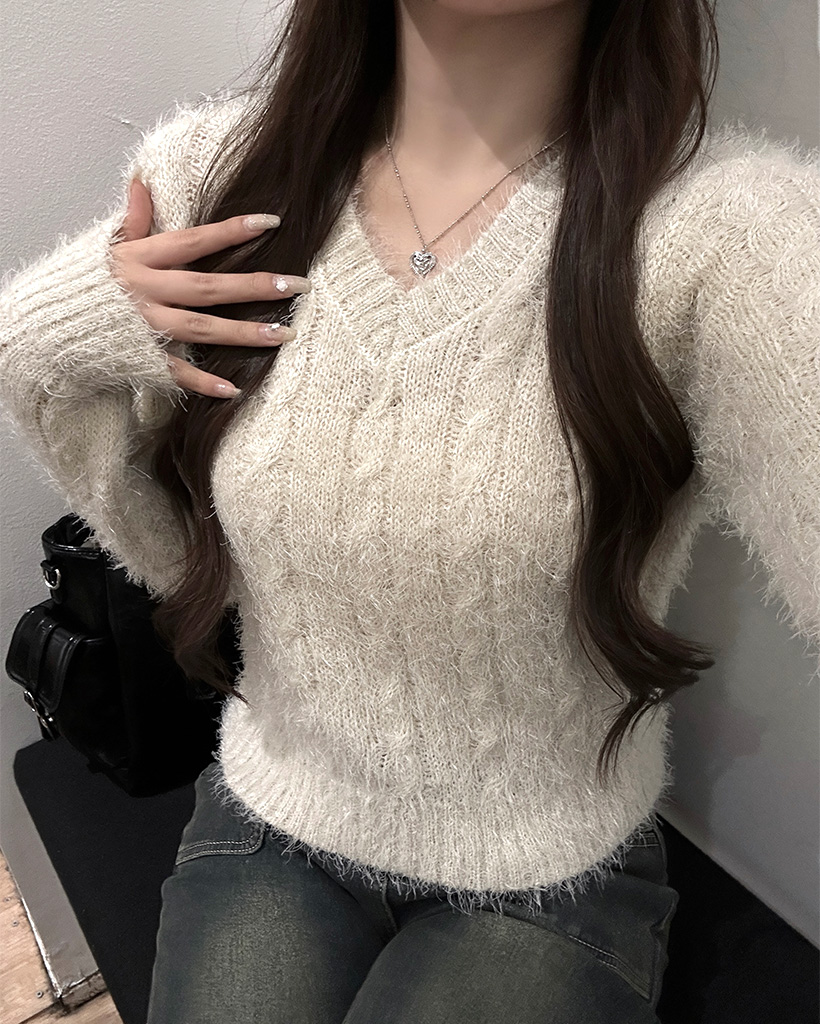 Vネックケーブルニット