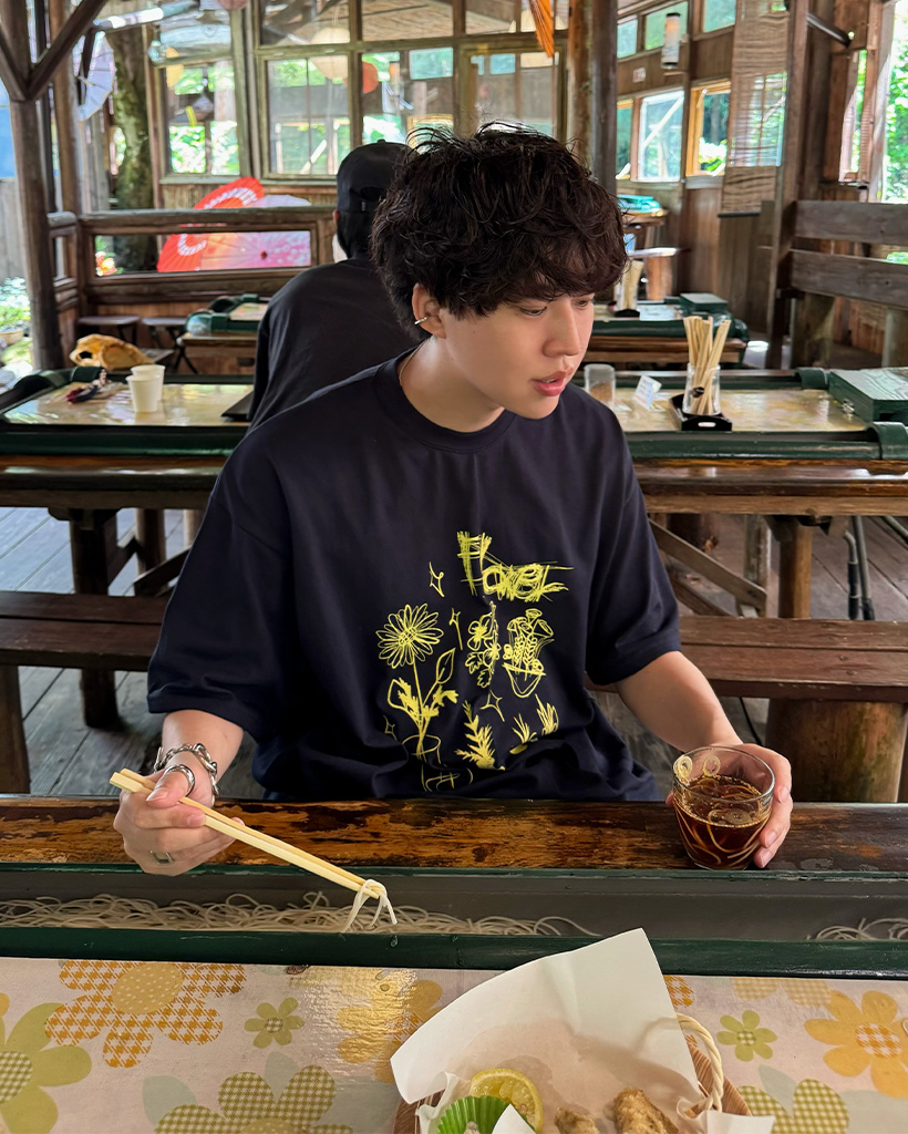 （ユニセックス）フラワープリントハーフスリーブTシャツ