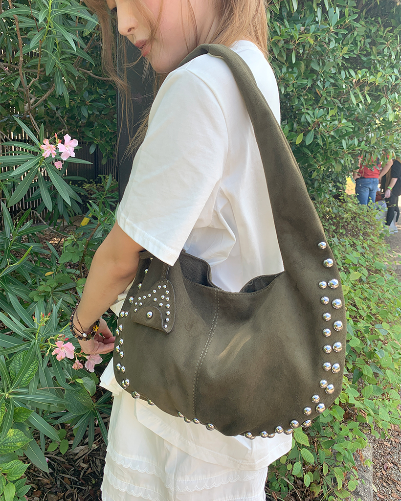 スタッズ付きスエードショルダーバッグ