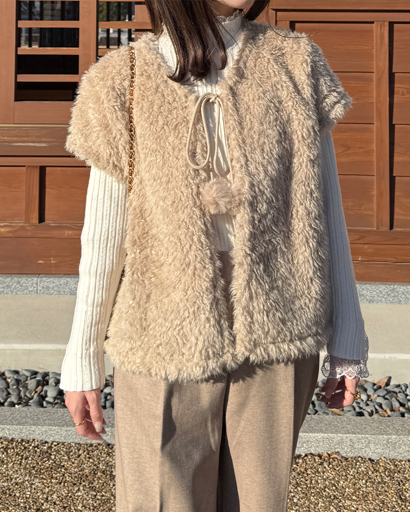 ポンポン付きフェイクファーベスト