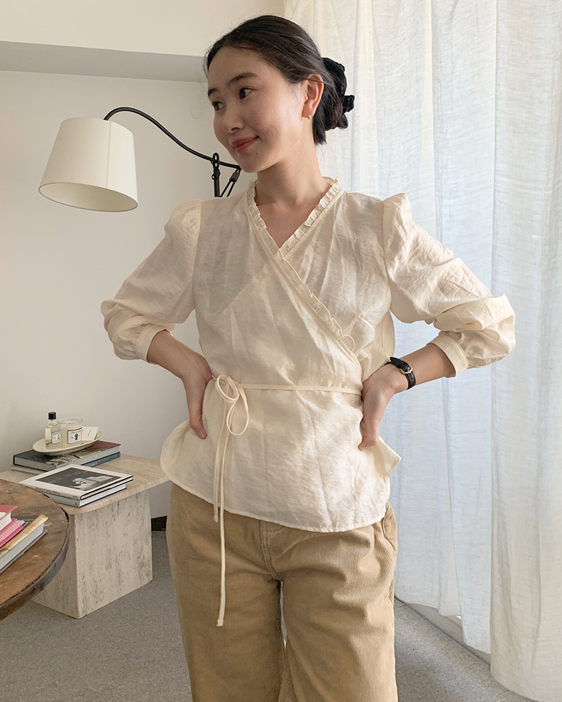 斜線フリルラップブラウス