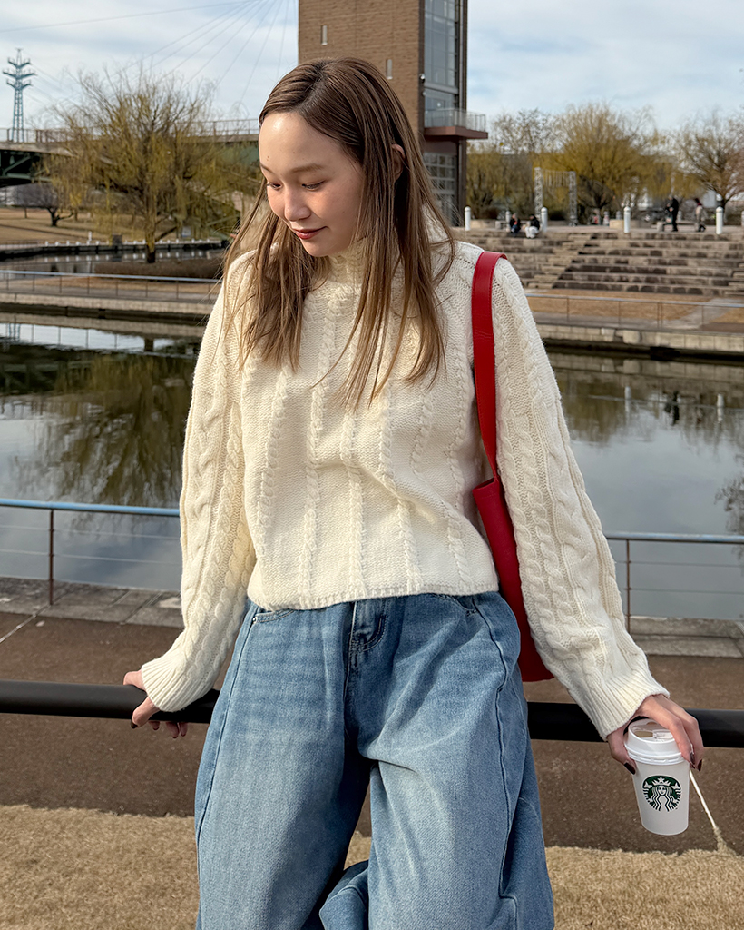 ケーブルハイネックニット