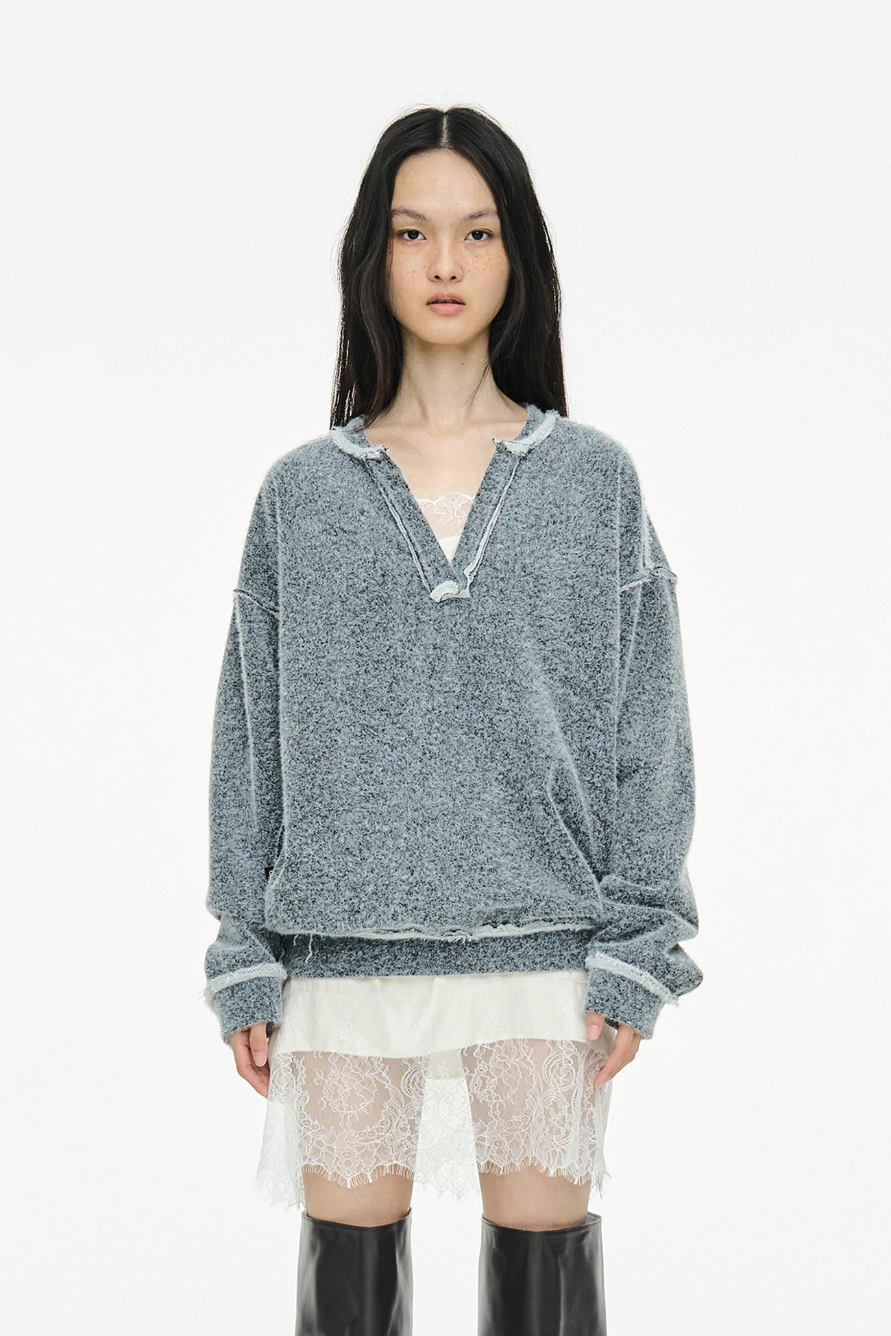 FURRY V-NECK SWEATSHIRT / CHARCOAL