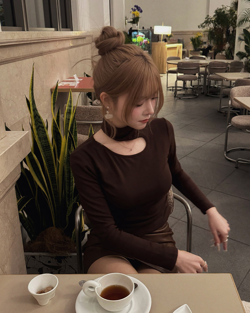 タートルネックスリットポイントTシャツ