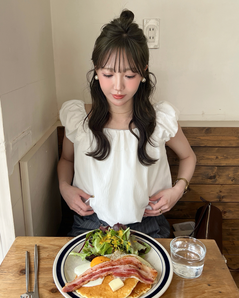 ショルダーパフシャーリングブラウス