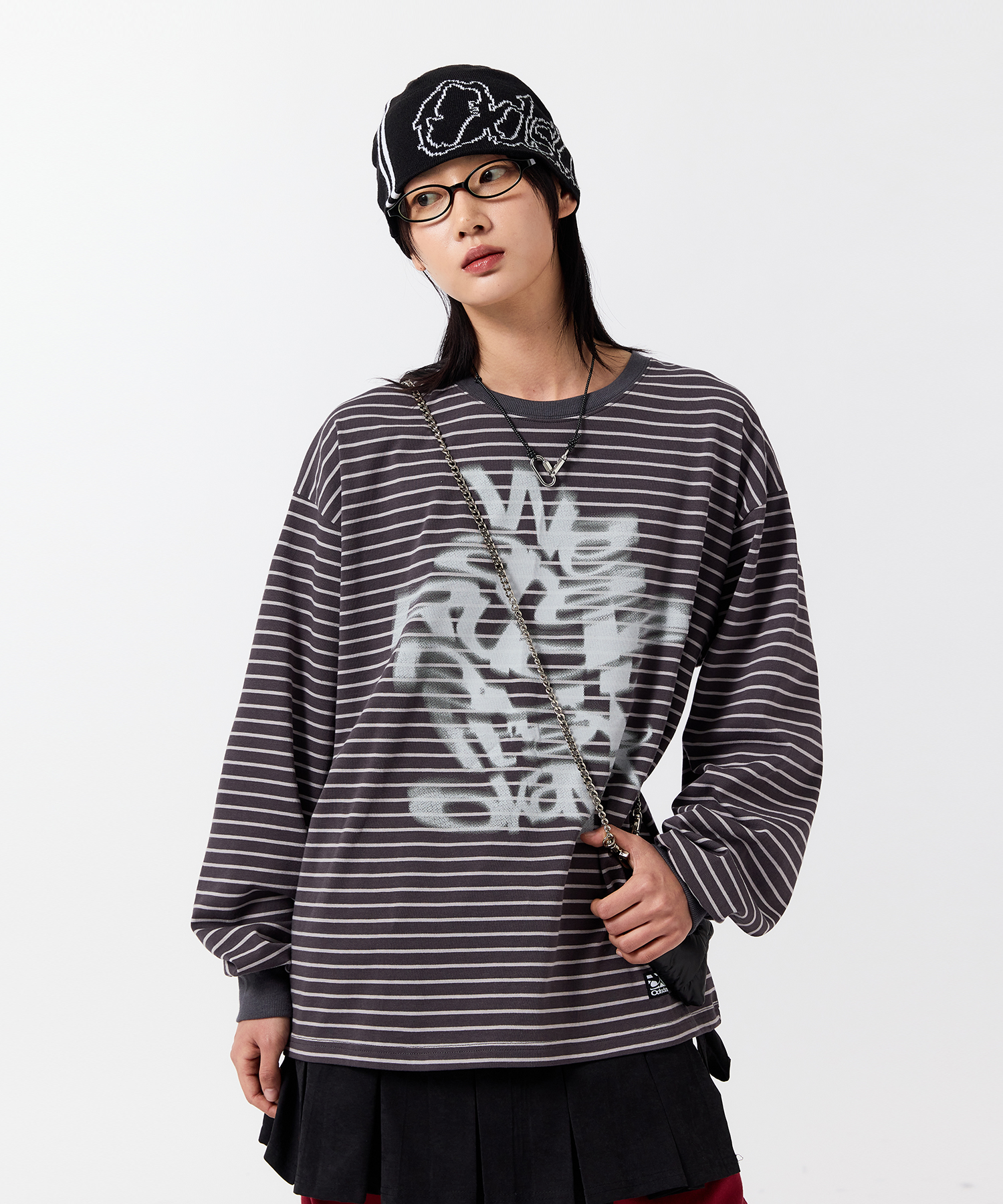 [K-POPアイドル着用] Wave Lettering Stripe Long Sleeve - CHARCOAL