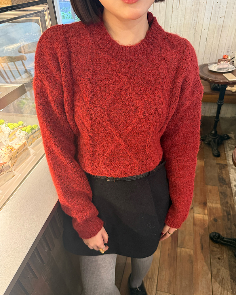 ダイヤケーブルニット