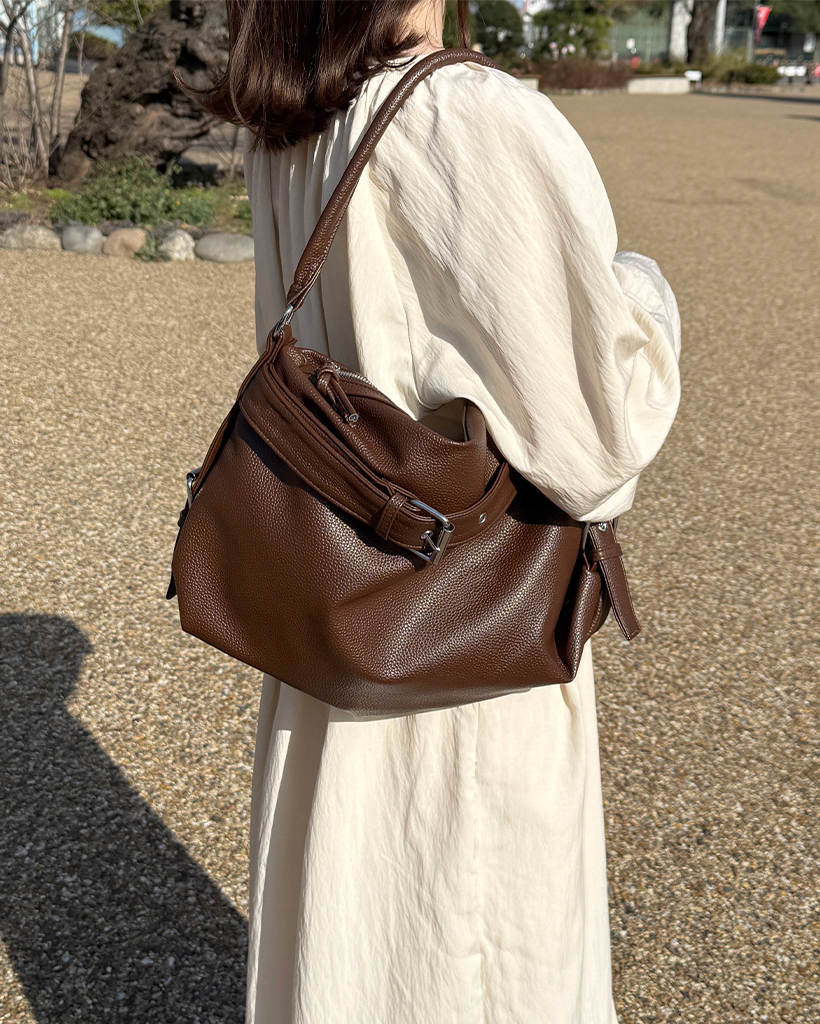 ベルトポイントスクエアショルダーバッグ