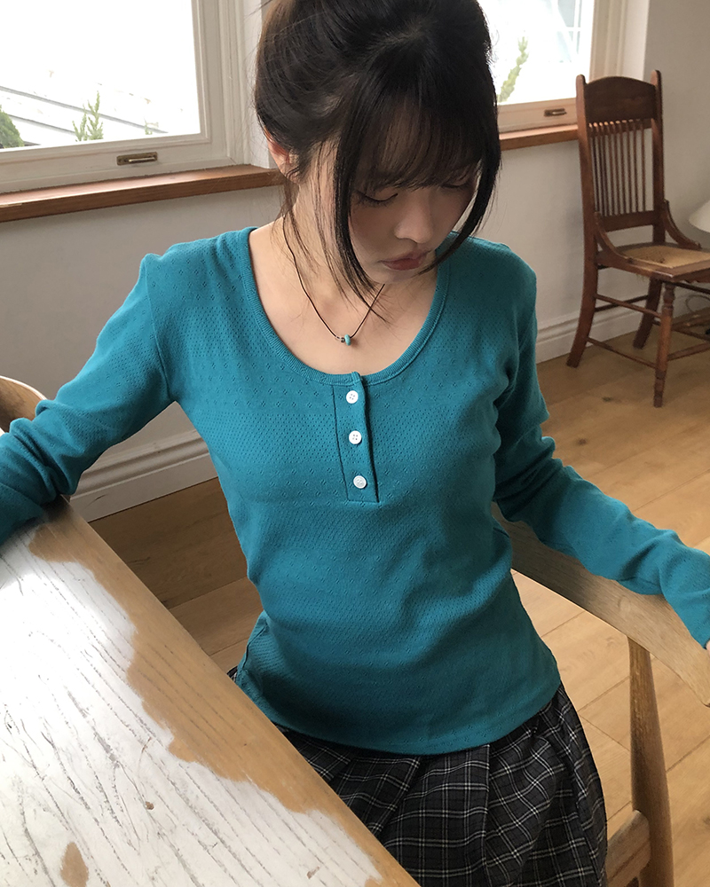 パンチングボタンUネックTシャツ