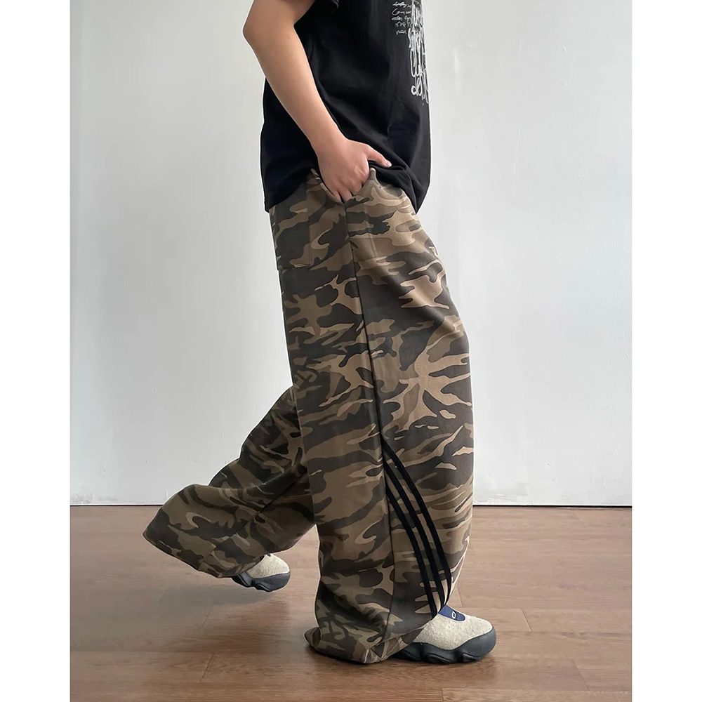 グレー スウェットパンツ 赤いパッチ 金色ロゴ グレー スウェットパンツ 赤いパッチ 金色ロゴ