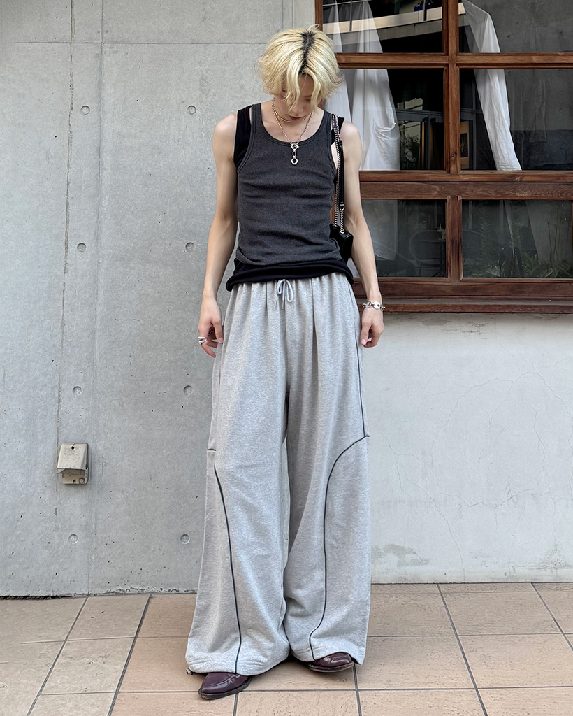 グレー スウェットパンツ 赤いパッチ 金色ロゴ グレー スウェットパンツ 赤いパッチ 金色ロゴ