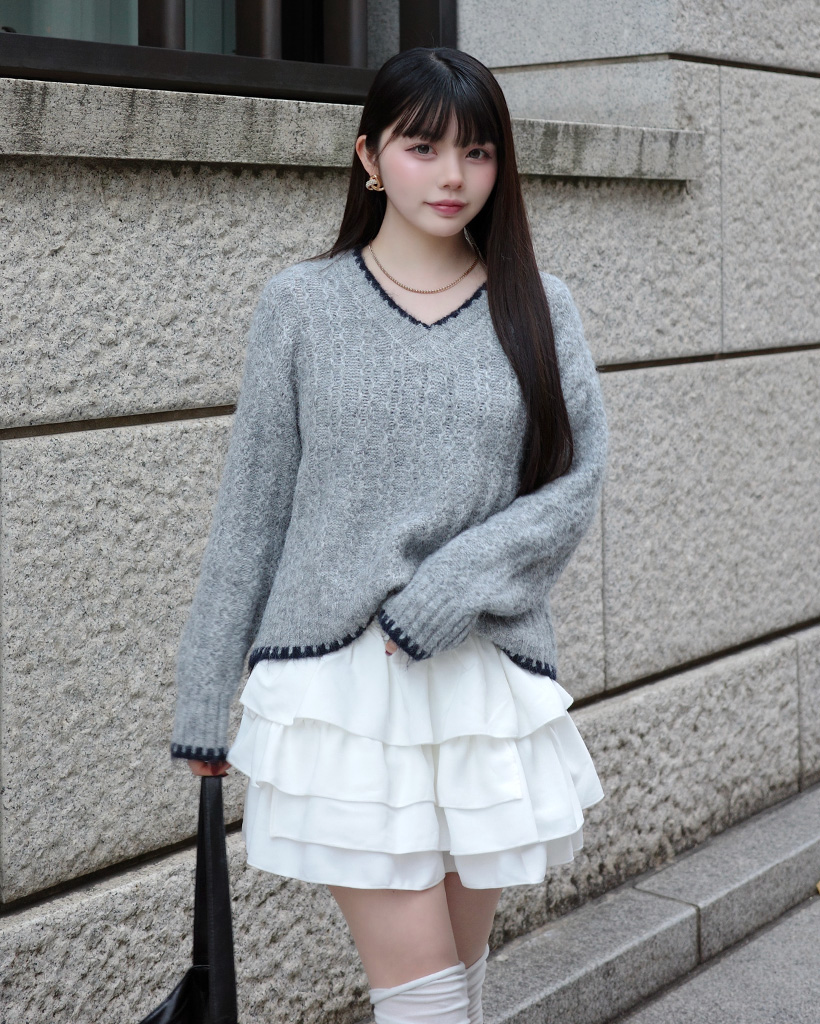 Vネックバイカラーケーブルニット