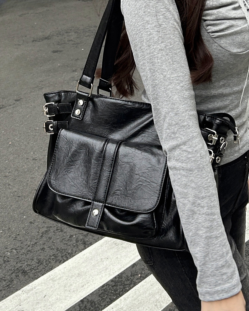 スクエアバックルショルダーバッグ