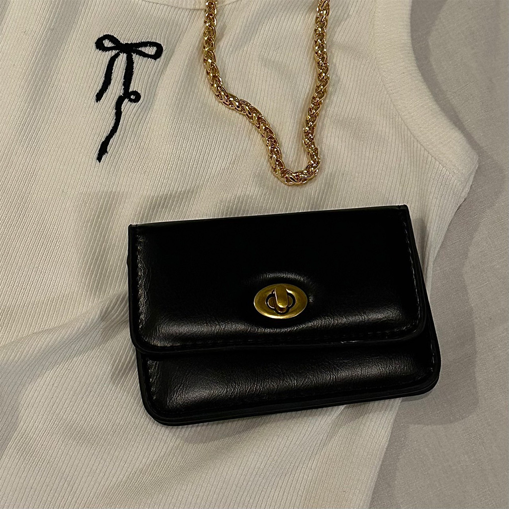 クラシックバックル二つ折り財布