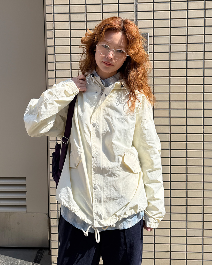 ドローストリングフードウィンドブレーカー