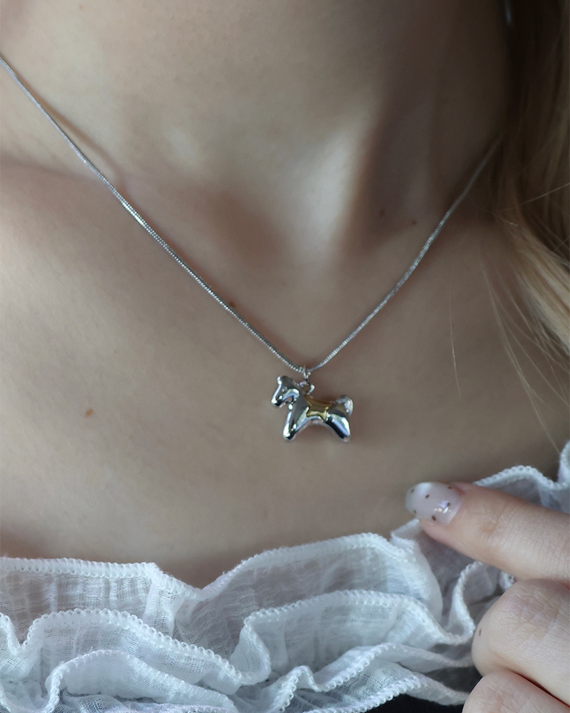 馬パンダントネックレス