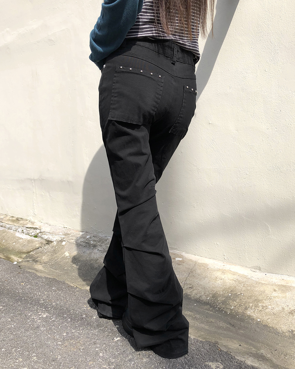 スタッズシャーリングブーツカットパンツ | ファッション通販サイト NUGU