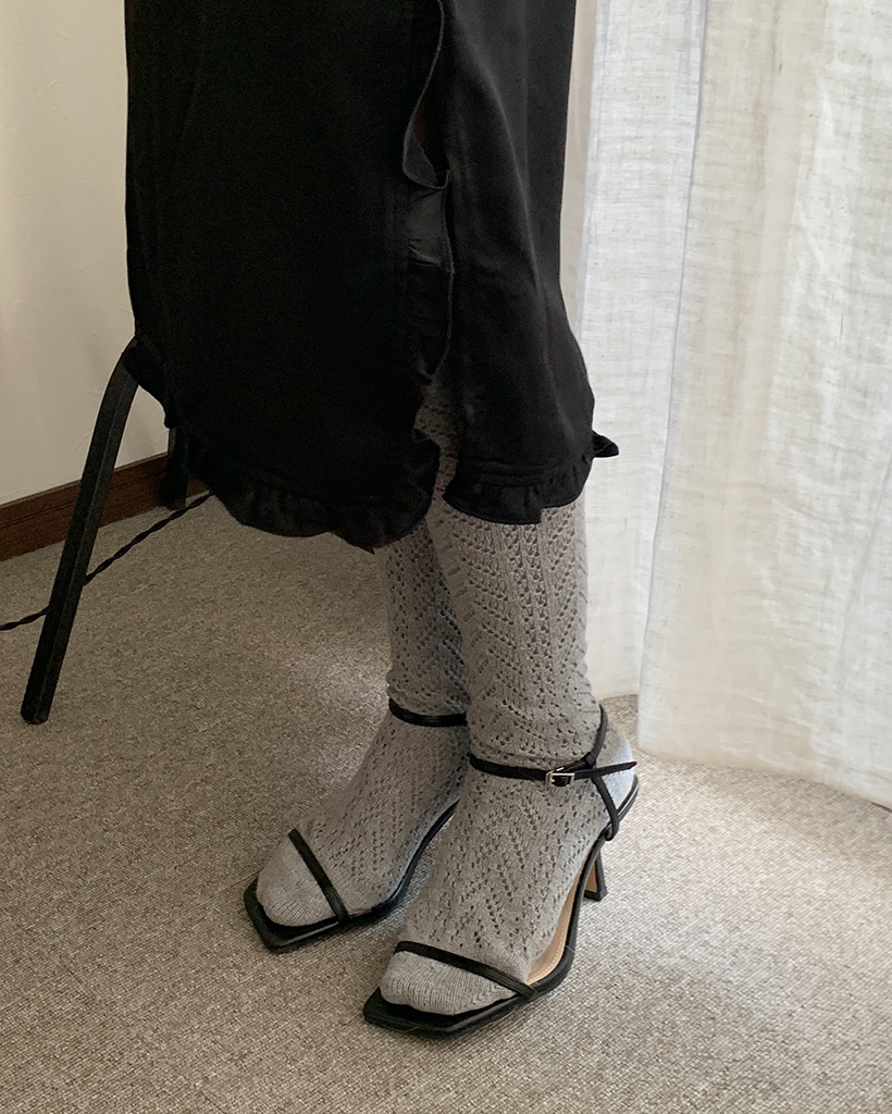 スクエアトゥストラップヒール