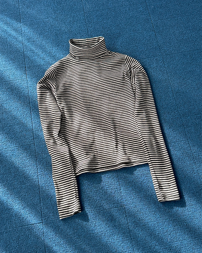 (ユニセックス)サムホール付きハイネックカットソー