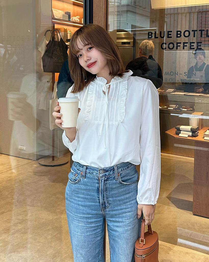 フリルネックリボンブラウス