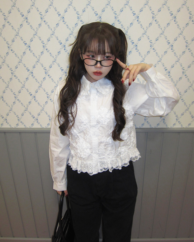 フラワー刺繍ペプラムブラウス