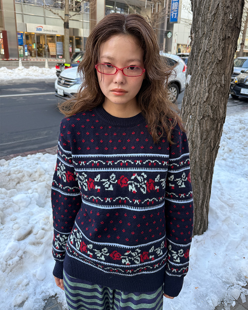 フラワーラウンドネックニット