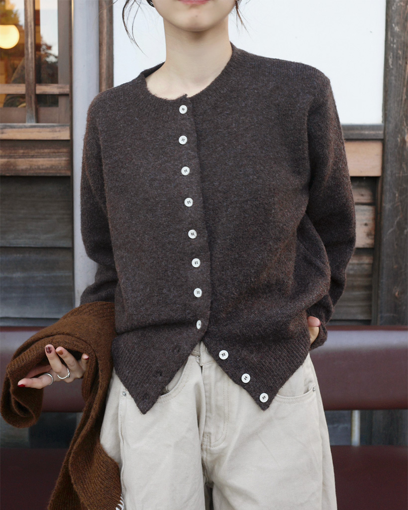 ラウンドネックボタンニットカーディガン