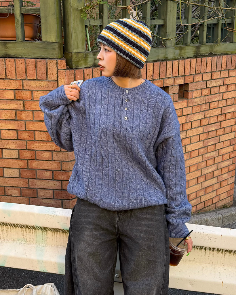 (ユニセックス)ハーフオープンヘンリーネックケーブルニット