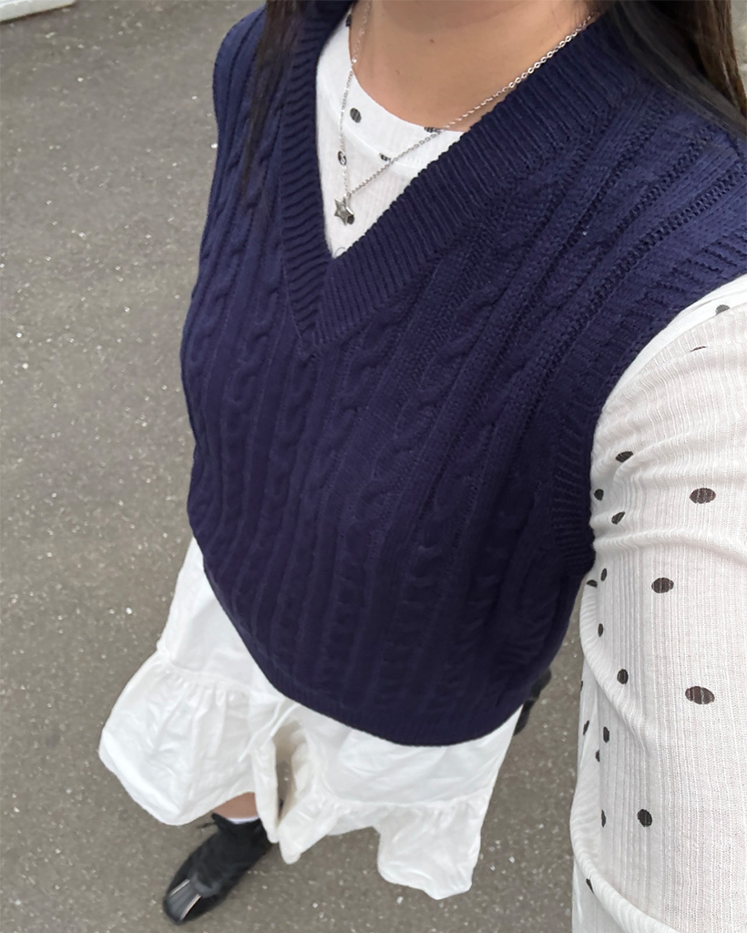 Vネックケーブルニットベスト