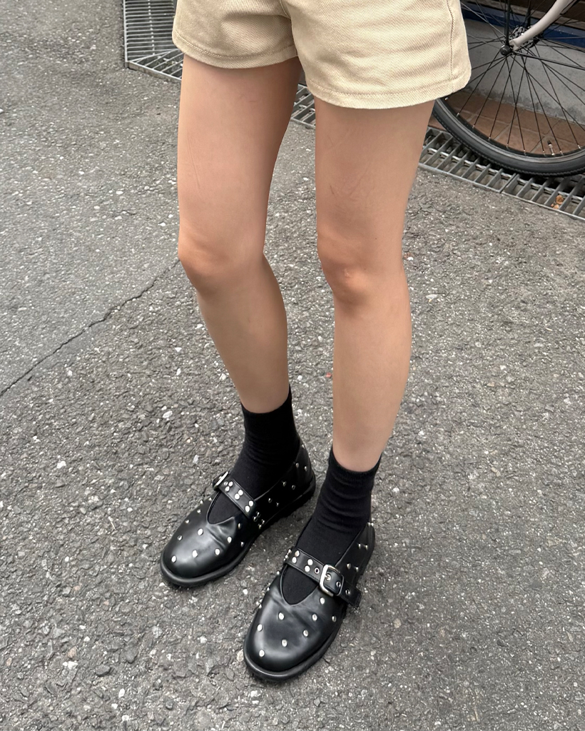 スタッドベルトフラットシューズ