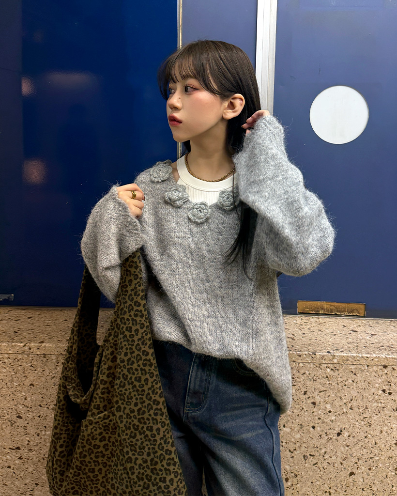 フラワーネックニット