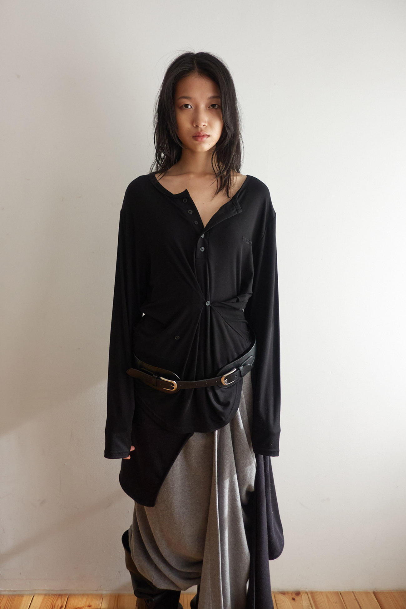 BUTTON HENLEY NECK TOP / BLACK