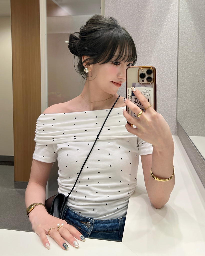 シャーリングドットオフショルTシャツ