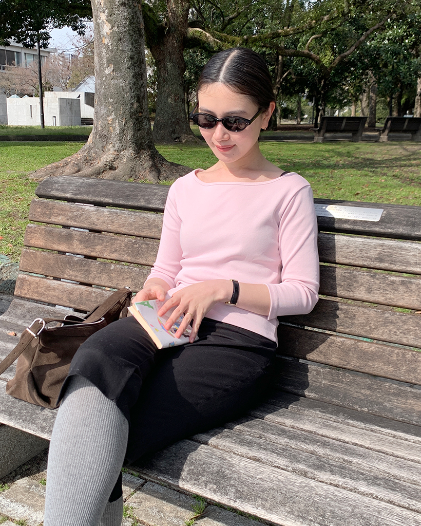 スタンダードフィットボートネッククロップドスリーブTシャツ