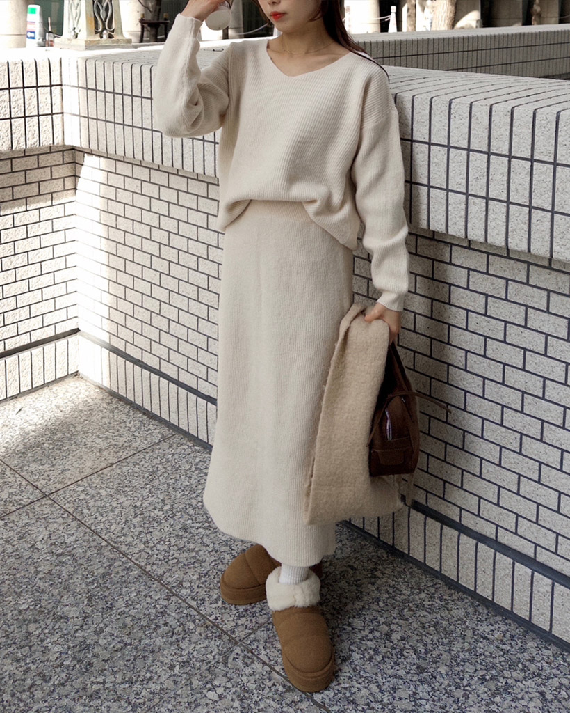 Vネックニット＆ロングスカートセット