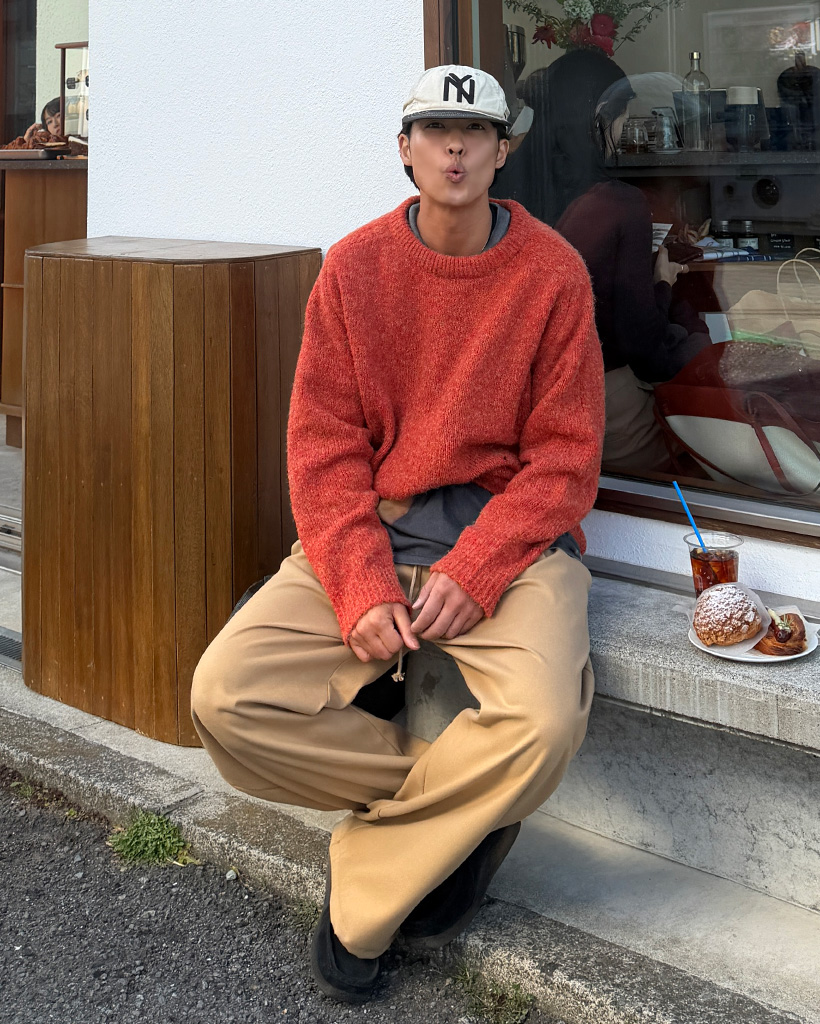 ボカシラウンドネックニット